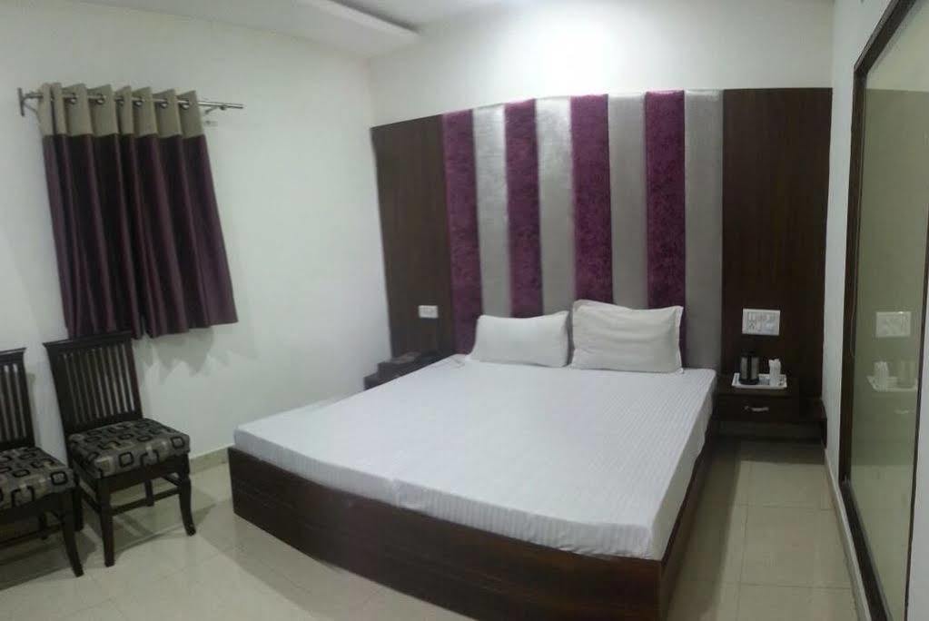 Hotel Ng Paradise Jagādhri Exteriér fotografie