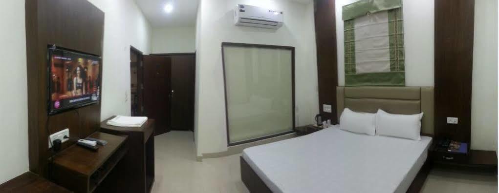 Hotel Ng Paradise Jagādhri Exteriér fotografie
